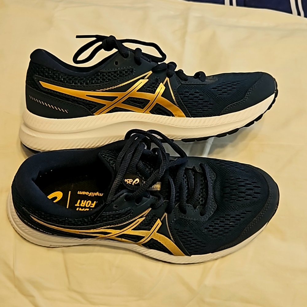 Asics, gel-contend 7. Size 8 womens